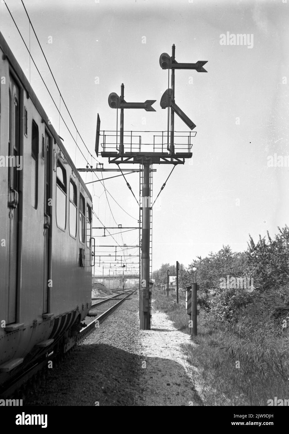 Immagine di un fornitore diviso in due volte con previsione del N.S. Con treno elettrico opaco. 1936 sulla linea ferroviaria Amsterdam-Utrecht, vicino a Maarssen. Foto Stock