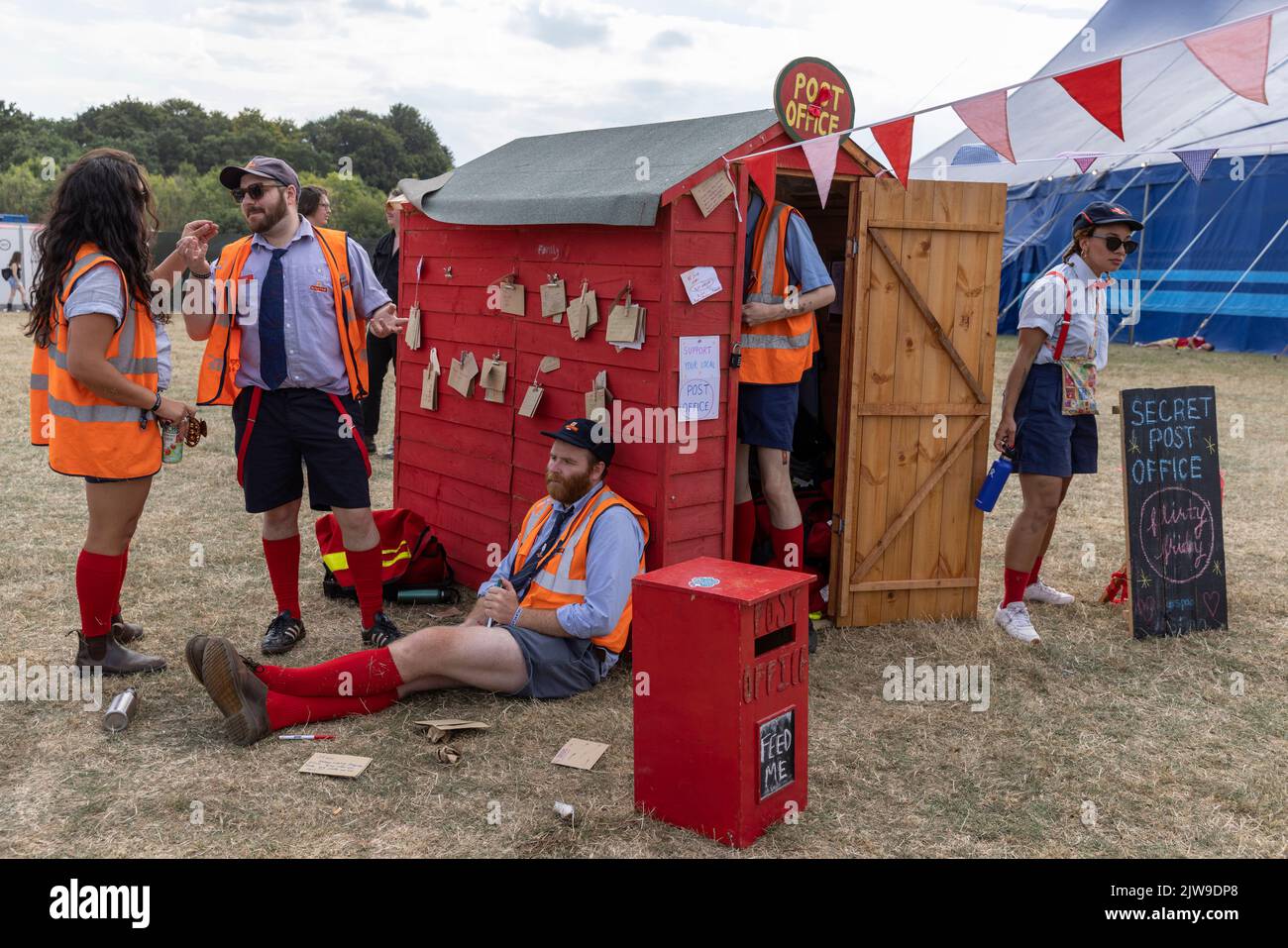 FINE DEL festival DI MUSICA SU STRADA, tenuto presso i Larmer Tree Gardens, Wiltshire, Inghilterra, Regno Unito Foto Stock