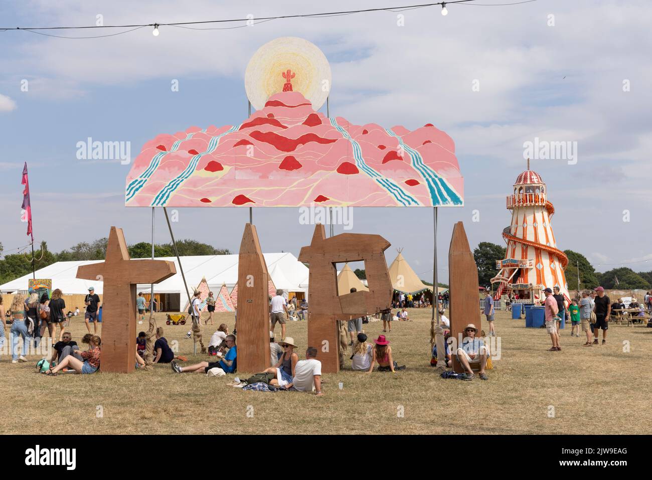 FINE DEL festival DI MUSICA SU STRADA, tenuto presso i Larmer Tree Gardens, Wiltshire, Inghilterra, Regno Unito Foto Stock