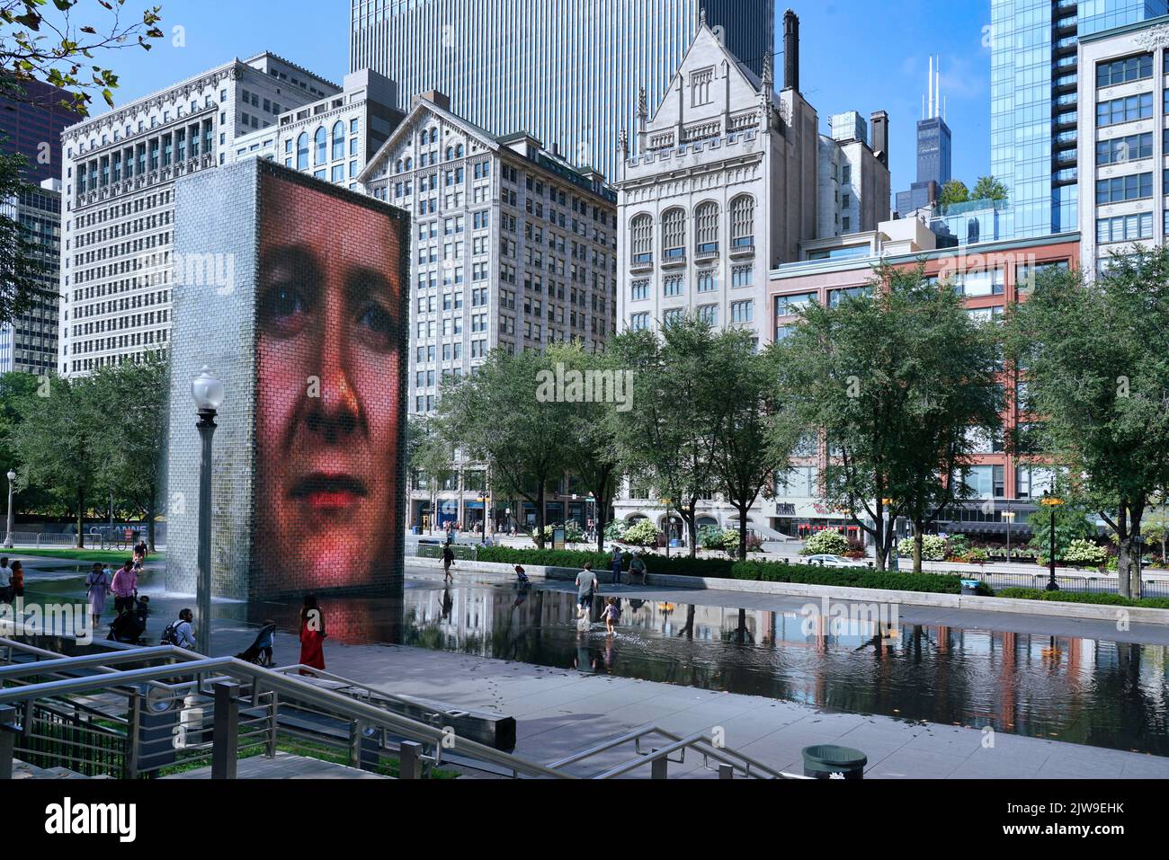 Chicago, USA - Agosto 2022: La Crown Fountain nel Millennium Park su Michigan Avenue, ha uno schermo a LED che mostra i volti di migliaia di Chicago r Foto Stock