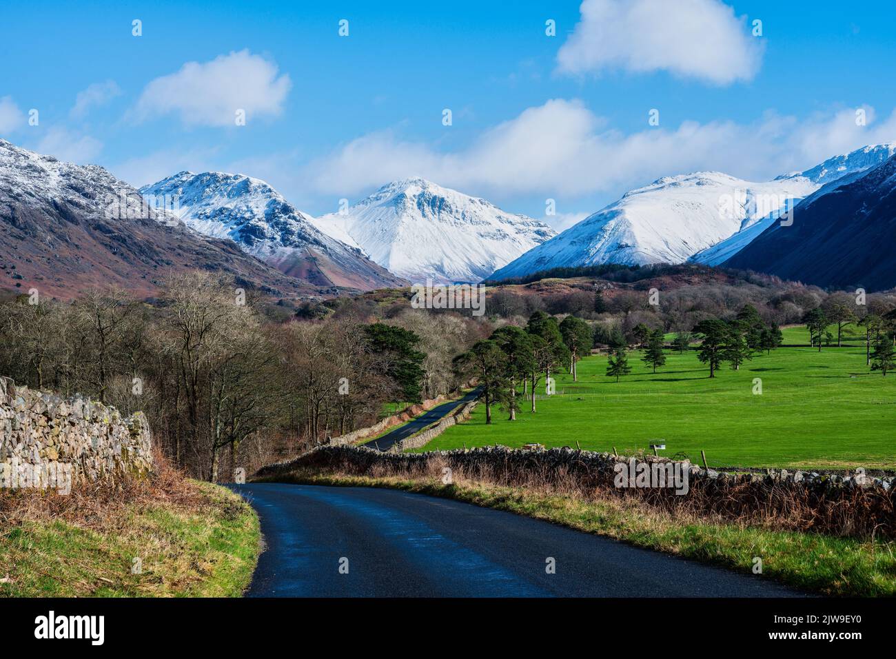 Un bellissimo paesaggio delle montagne innevate di Wasdale Head al mattino Foto Stock