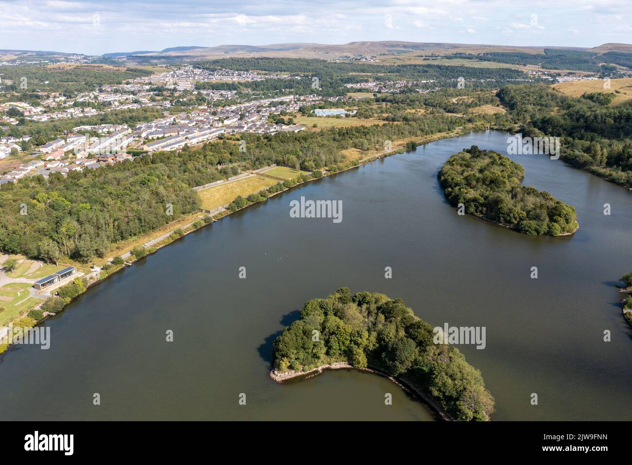 Vista aerea dei laghi e degli stagni a Gwent, Galles del Sud, Regno Unito Foto Stock