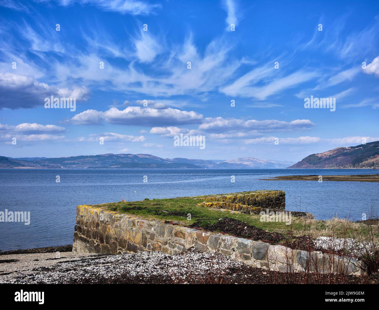 In un luminoso pomeriggio primaverile a marzo, una vista dal molo di Otter Ferry, guardando verso nord attraverso Loch Fyne. Argyll e Bute Foto Stock