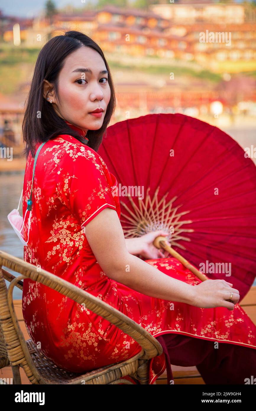 asian lady ritratto rilassarsi in stile cinese a lungo vestito o vietnam accessori contemporanei felice sul luogo mattina Foto Stock
