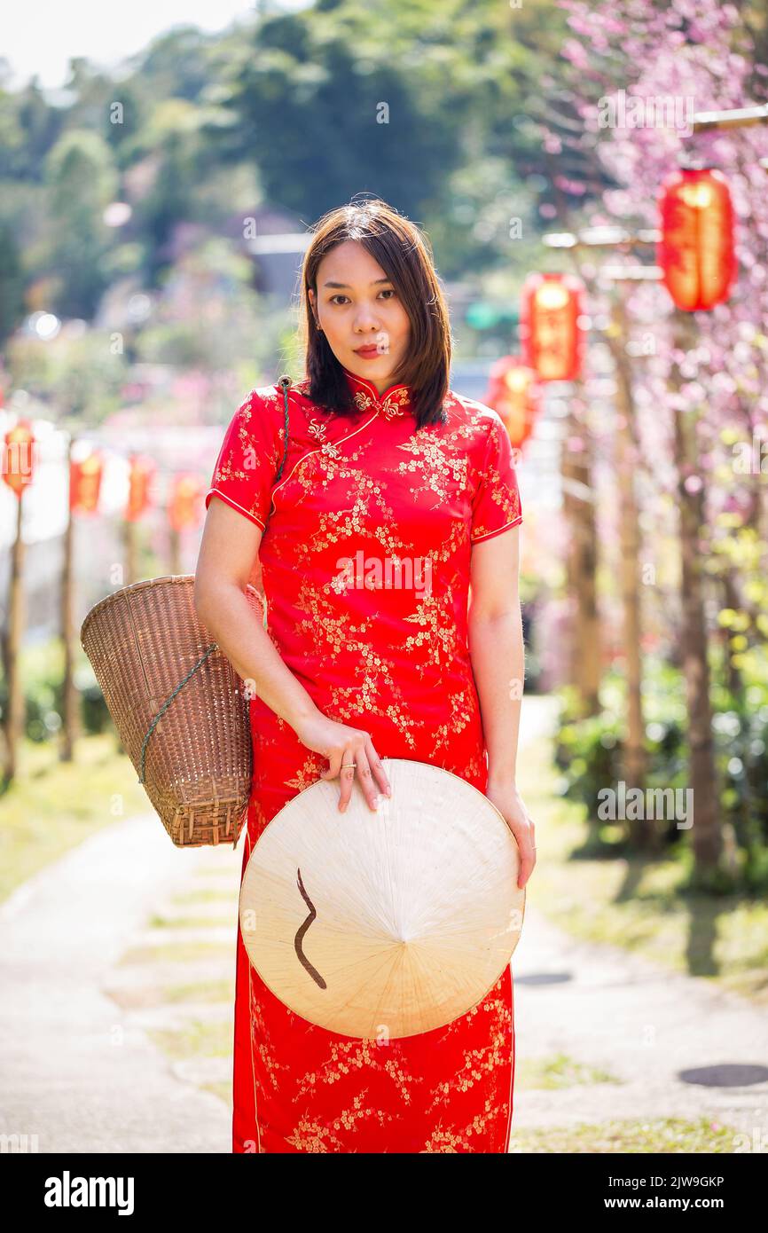 asian lady ritratto rilassarsi in stile cinese a lungo vestito o vietnam accessori contemporanei felice sul luogo mattina Foto Stock