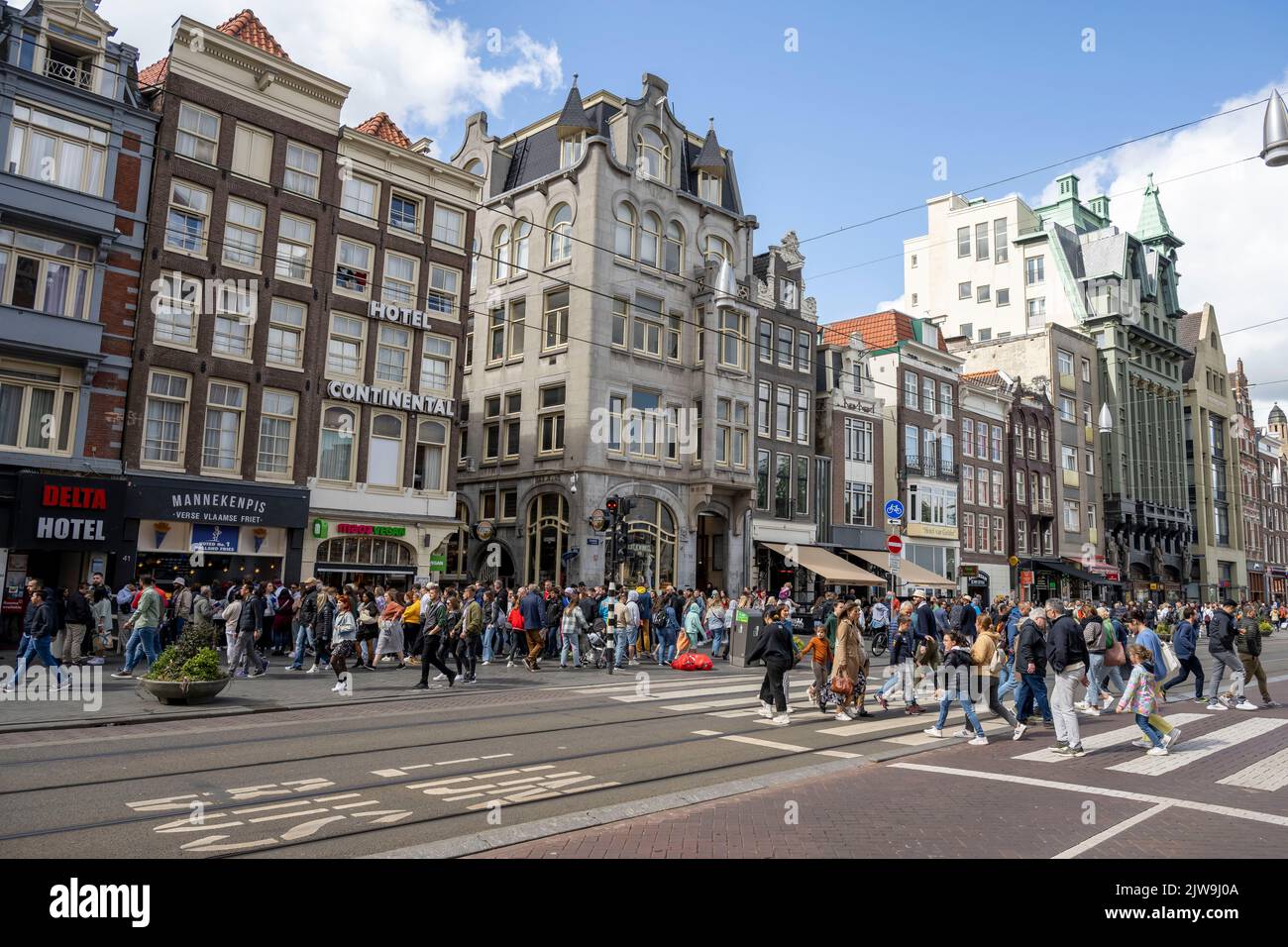 Una vista generale di una strada trafficata ad Amsterdam, Olanda. Foto Stock
