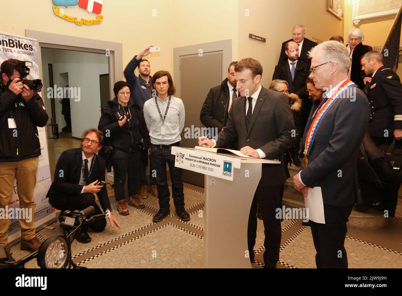 Emmanuel Macron et Jean Marc Peillex, maire de Saint-Gervais les Bains. Réglementation de l'accès au Mont-Blanc. Saint-Gervais-les-Bains. Alta Savoia. Foto Stock