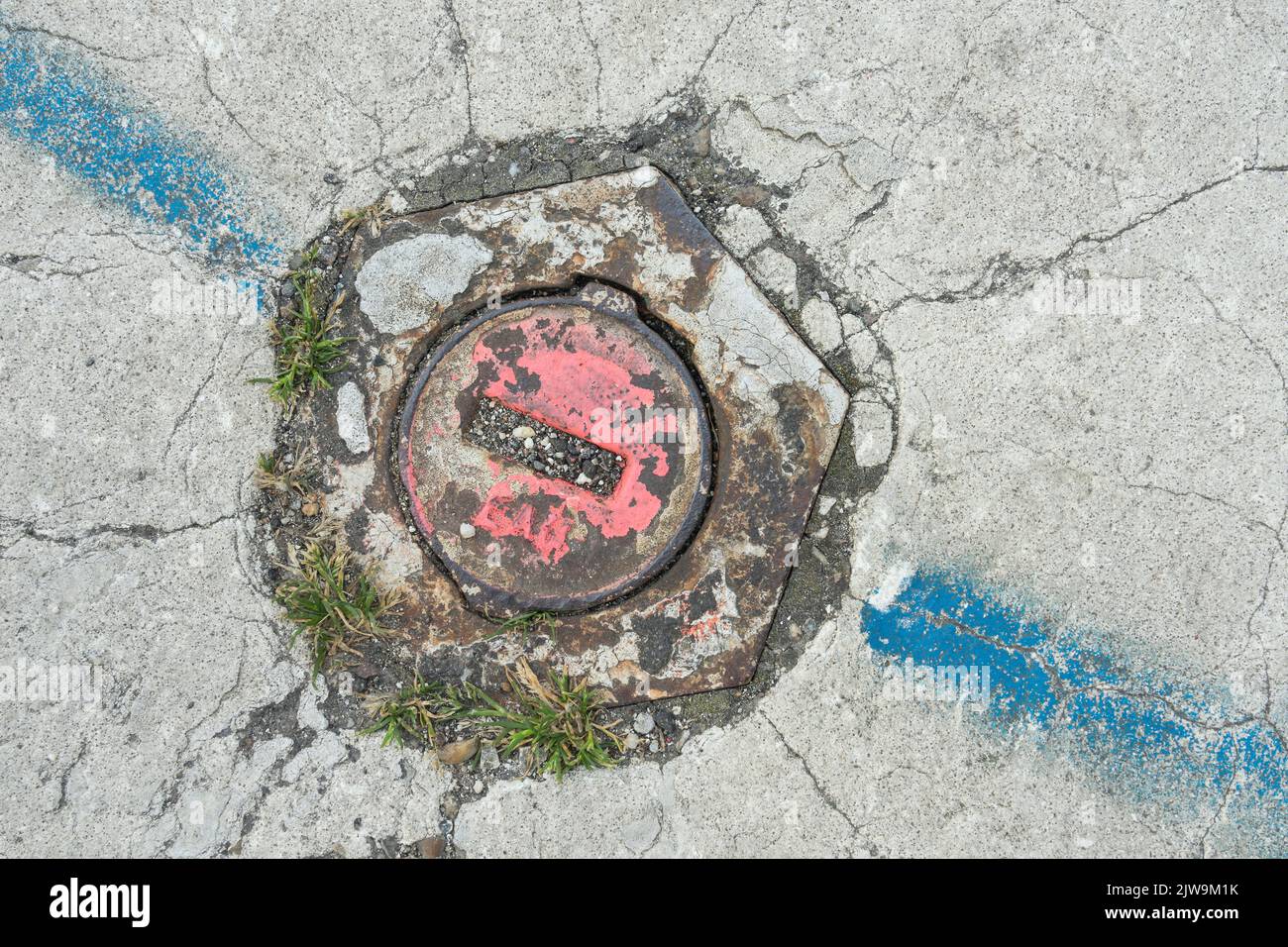 Coperchio della valvola di alimentazione dell'acqua in una strada francese. Foto Stock