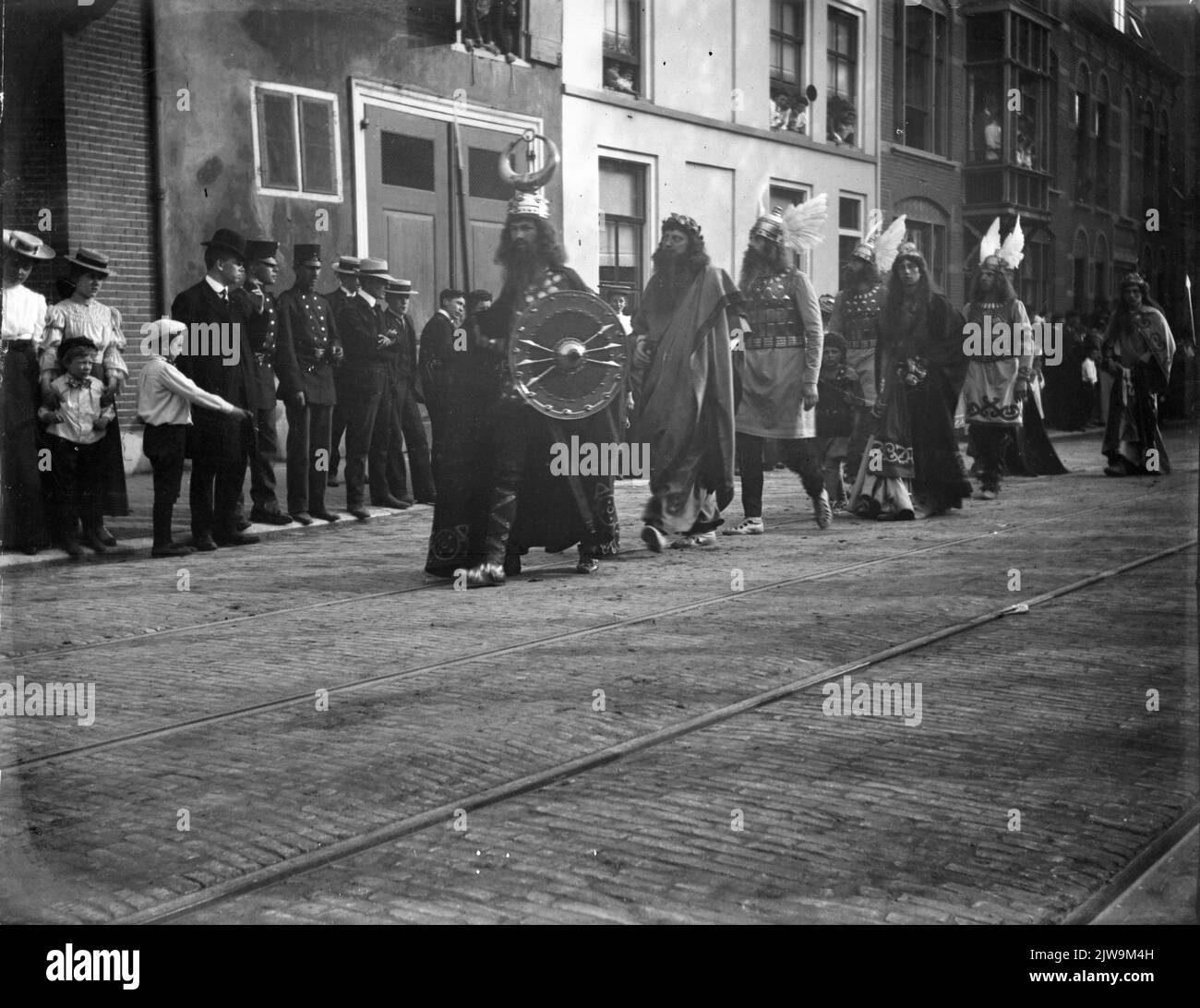 Immagine di una sfilata storica (lustrum universitario?) Sulla Catharijnesingel (vicino alla Bleekstraat) a Utrecht. Foto Stock