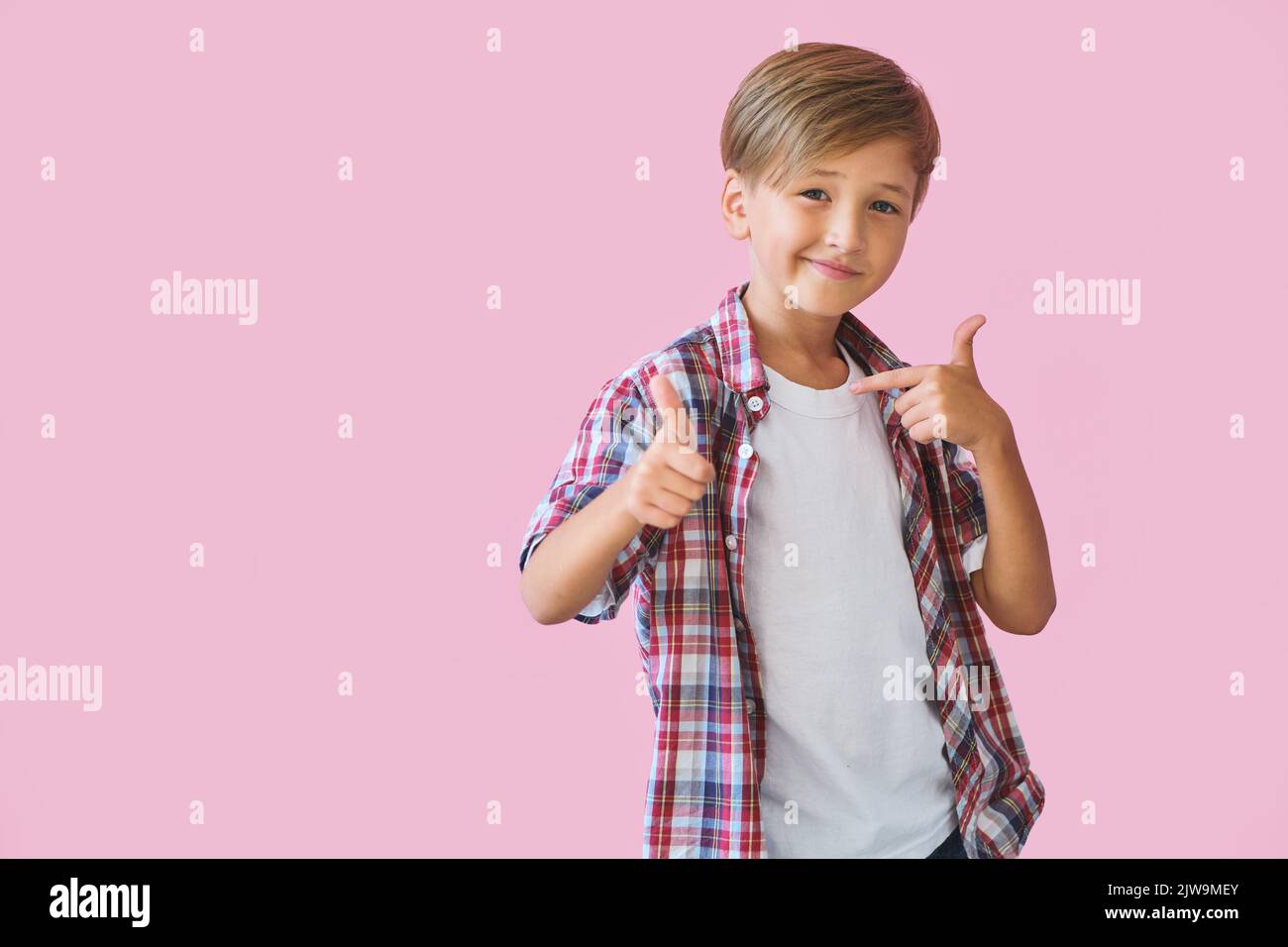 Giovane ragazzo felice con in casuals su sfondo rosa. Foto Stock