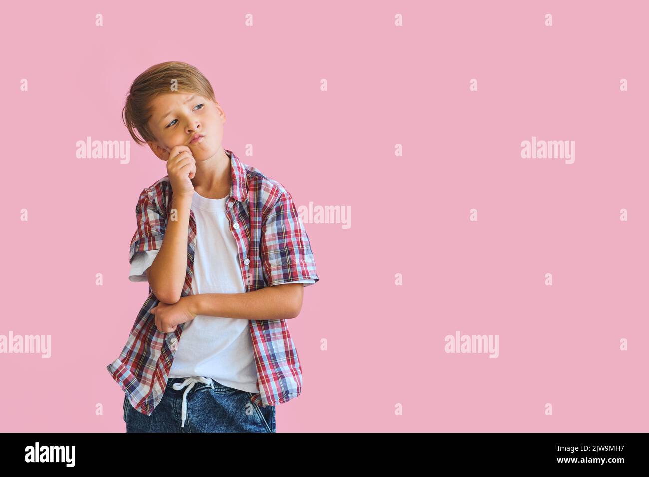 Giovane ragazzo felice con in casuals su sfondo rosa. Foto Stock