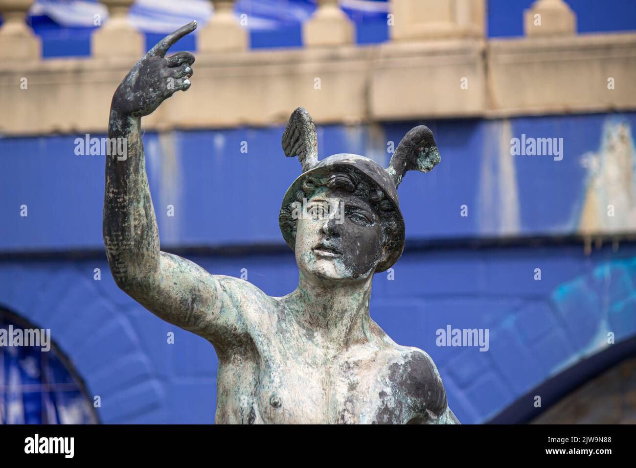 Scultura dell'antico dio greco Hermes in casco con ali, Dio del commercio, mercanti, pastori e viaggiatori. Foto Stock