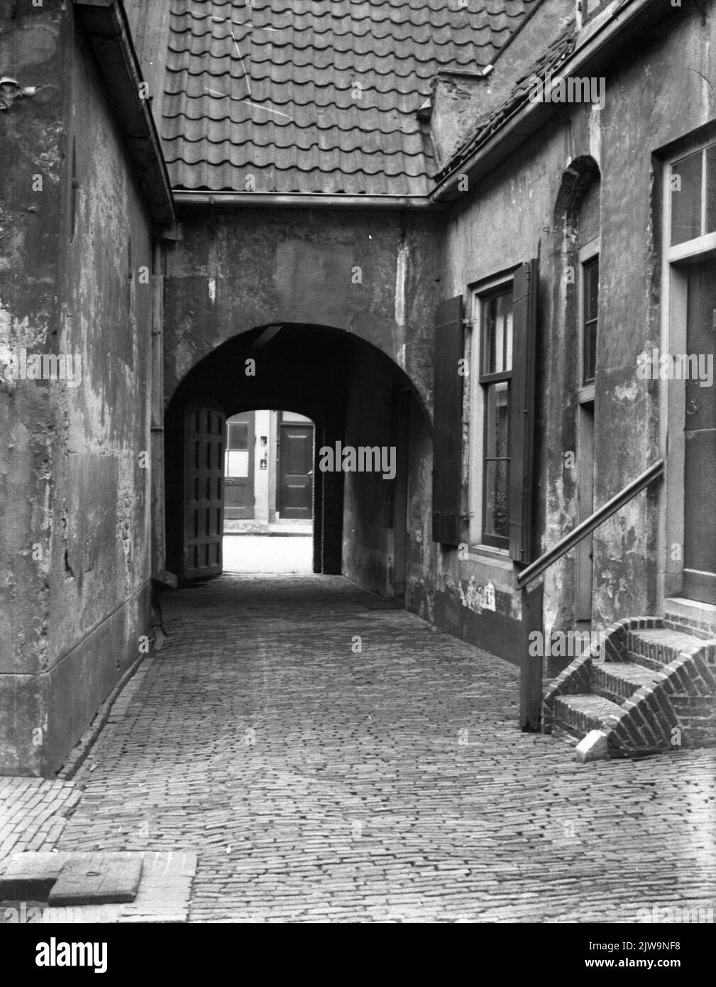 Vista dell'interno del cancello d'ingresso di San Margaretenhof (Jansveld 4-20) a Utrecht, da ovest. Foto Stock