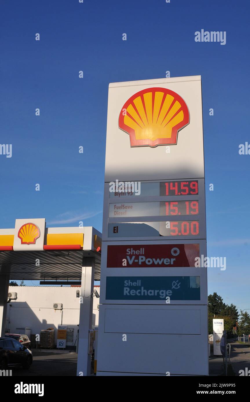 Kastrup/Copenhagen/Danimarca/04 settembre 2022/Stazione di ricarica benzina e conchiglie Shell bordo a prezzo ridotto di petrolio sulla stazione di servizio conchiglia nella capitale danese. (Foto..Francis Dean/Dean Pictures) Foto Stock