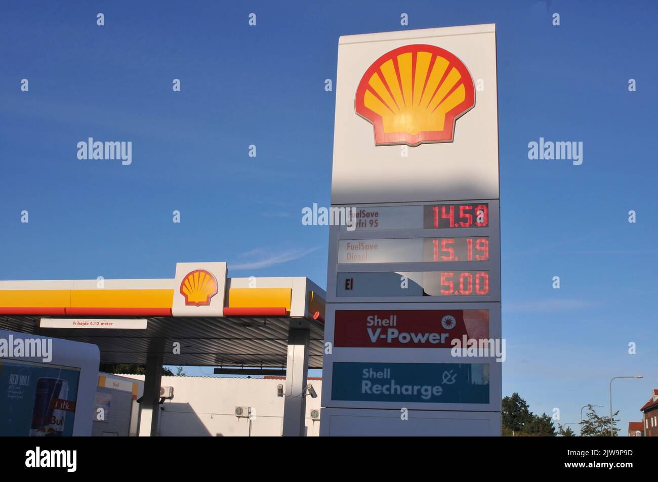 Kastrup/Copenhagen/Danimarca/04 settembre 2022/Stazione di ricarica benzina e conchiglie Shell bordo a prezzo ridotto di petrolio sulla stazione di servizio conchiglia nella capitale danese. (Foto..Francis Dean/Dean Pictures) Foto Stock