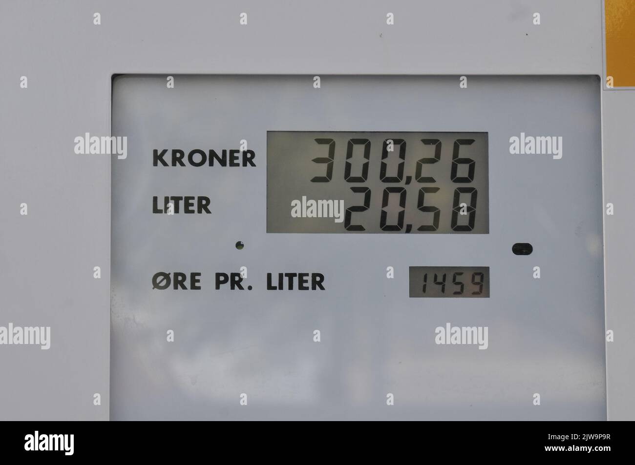 Kastrup/Copenhagen/Danimarca/04 settembre 2022/Stazione di ricarica benzina e conchiglie Shell bordo a prezzo ridotto di petrolio sulla stazione di servizio conchiglia nella capitale danese. (Foto..Francis Dean/Dean Pictures) Foto Stock