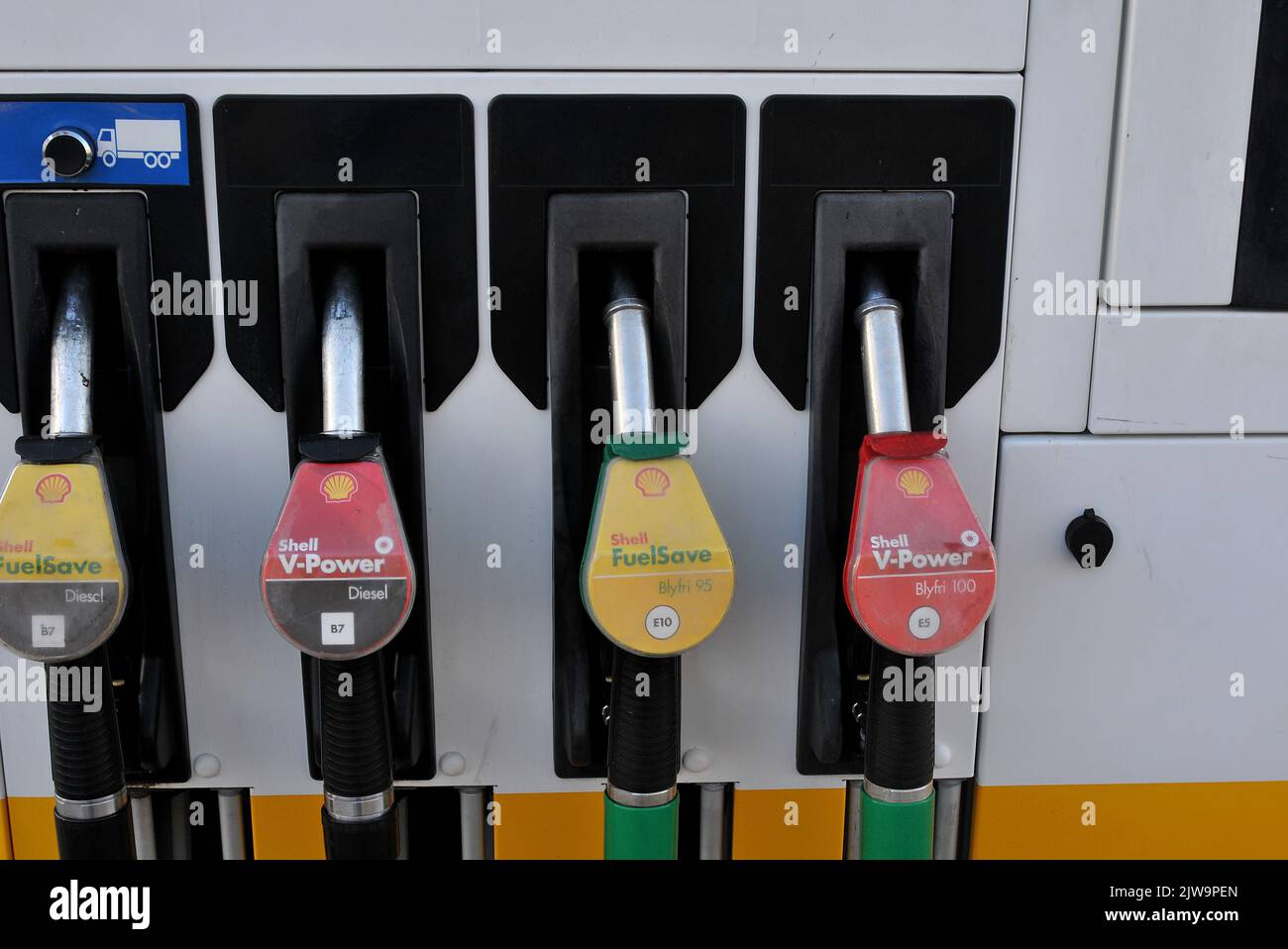 Kastrup/Copenhagen/Danimarca/04 settembre 2022/Stazione di ricarica benzina e conchiglie Shell bordo a prezzo ridotto di petrolio sulla stazione di servizio conchiglia nella capitale danese. (Foto..Francis Dean/Dean Pictures) Foto Stock