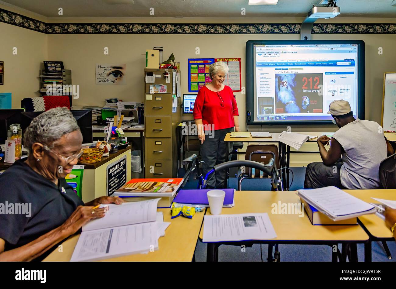 Un istruttore GED insegna classe al Greater Columbus Learning Center, 27 giugno 2012, a Columbus, Mississippi. Foto Stock