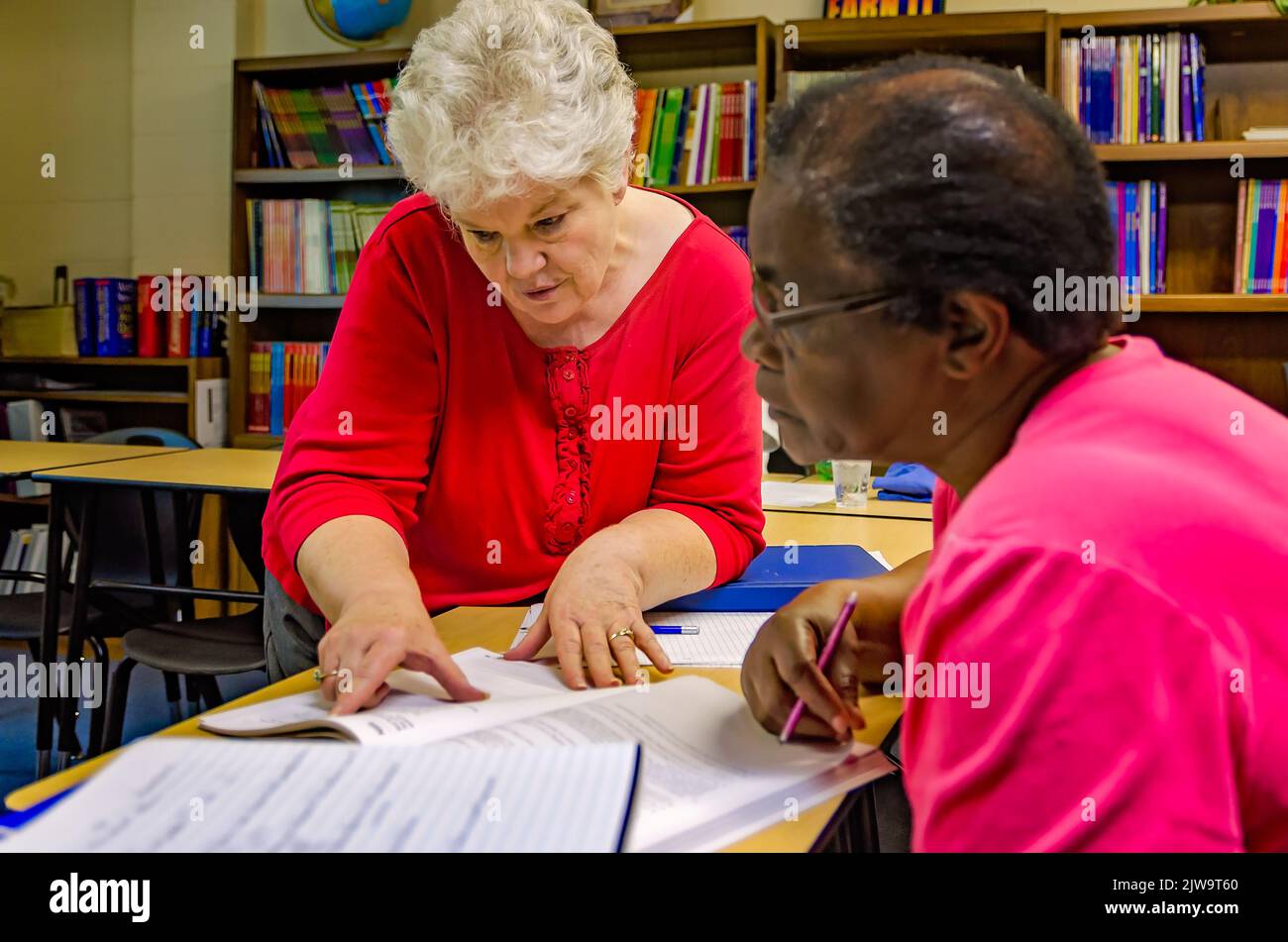 Un istruttore GED tutors uno studente anziano al Greater Columbus Learning Center, 27 giugno 2012, a Columbus, Mississippi. Il GED è un'Educazione Generale Foto Stock