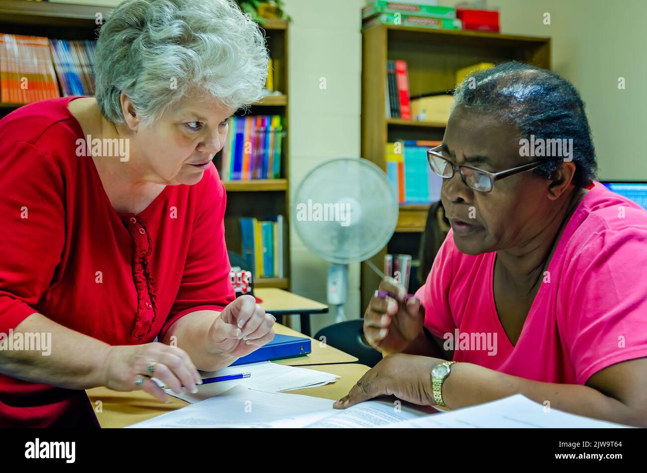 Un istruttore GED tutors uno studente anziano al Greater Columbus Learning Center, 27 giugno 2012, a Columbus, Mississippi. Il GED è un'Educazione Generale Foto Stock