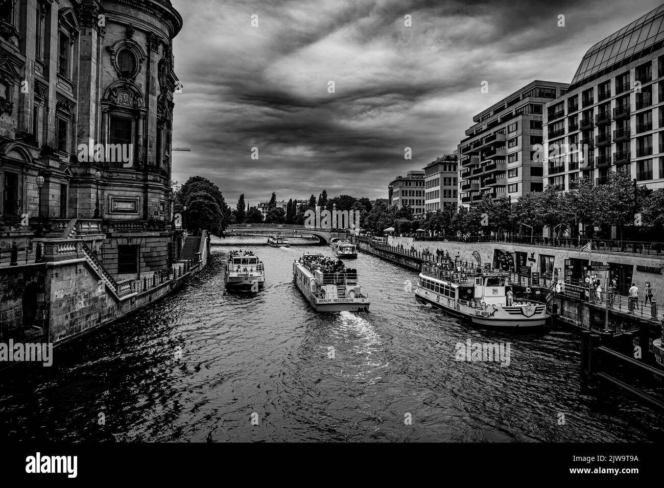 Una scala di grigi della città di Berlino con fiume e navi Foto Stock