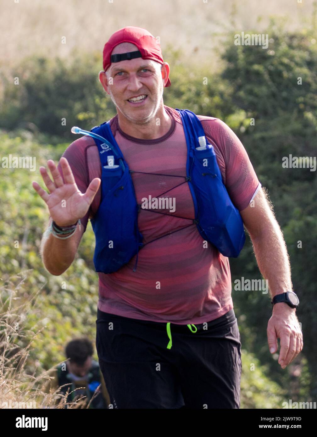 I corridori e gli escursionisti iniziano la sfida della costa meridionale per le loro associazioni di beneficenza scelte. Ogni partecipante completerà un 100km, un 57km, un 43km. Foto Stock