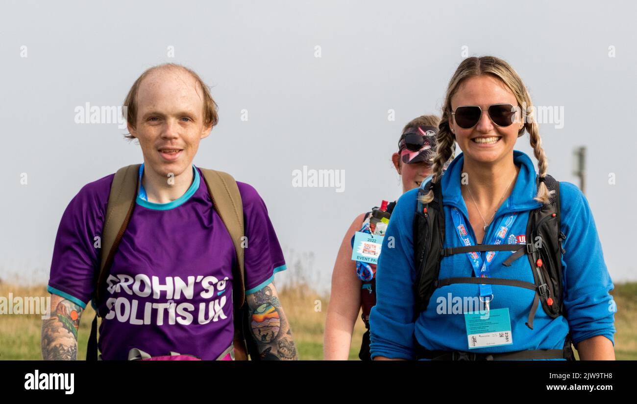 I corridori e gli escursionisti iniziano la sfida della costa meridionale per le loro associazioni di beneficenza scelte. Ogni partecipante completerà un 100km, un 57km, un 43km. Foto Stock