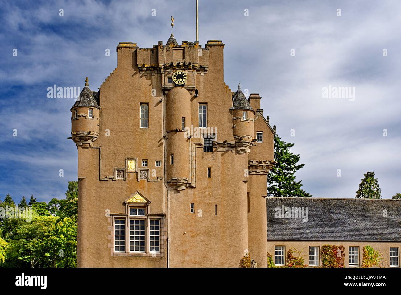 CRATHES CASTELLO BANCHORY SCOZIA ASPETTO ANTERIORE DEL HARLED 16C CASTELLO IN TARDA ESTATE Foto Stock