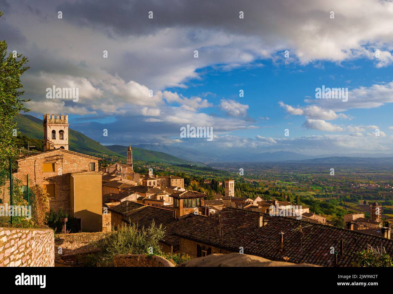 Vista sull'affascinante centro storico medievale di Assisi con la campagna umbra Foto Stock