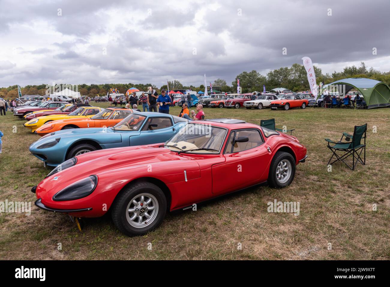 Una fila di auto Marcos luminose al White Horse Classic & Vintage Vehicle Show, Westbury, Wiltshire, Inghilterra, Regno Unito Foto Stock