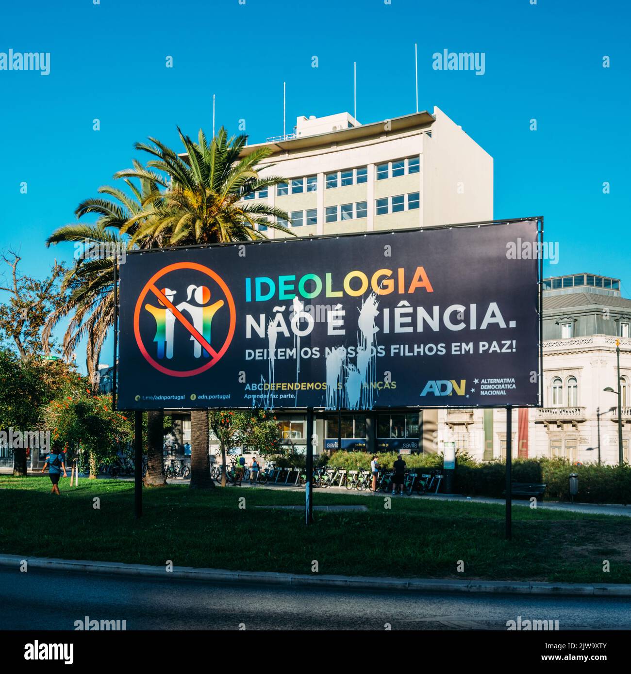 Cartellone politico a Lisbona, Portogallo contro l'ideologia di genere del conservatore alternativo democratico Nacional - ADN, dipinto a spruzzo da manifestanti Foto Stock