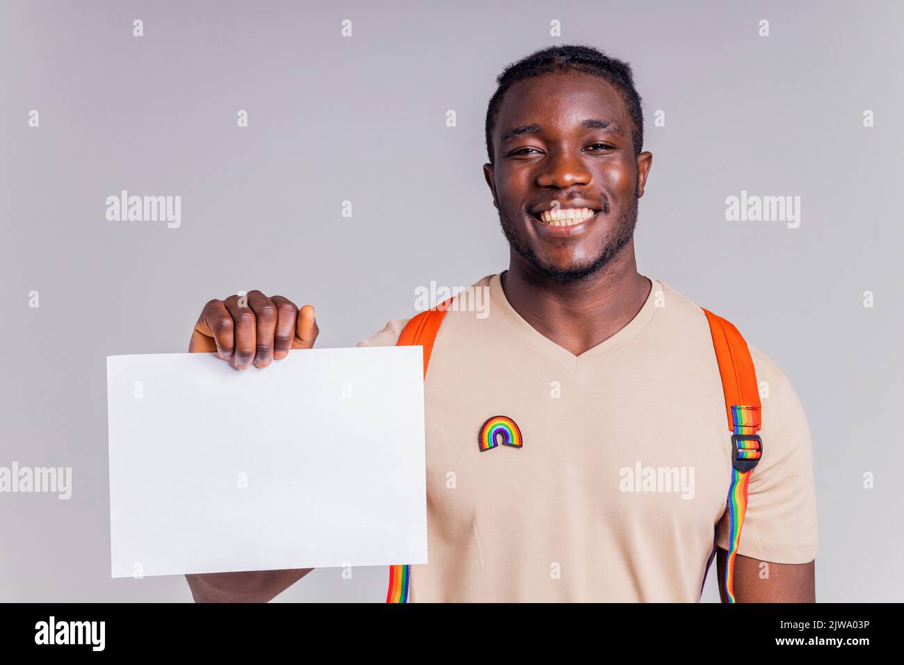 studente ispanico con badge arcobaleno sulla t-shirt in studio isolato Foto Stock