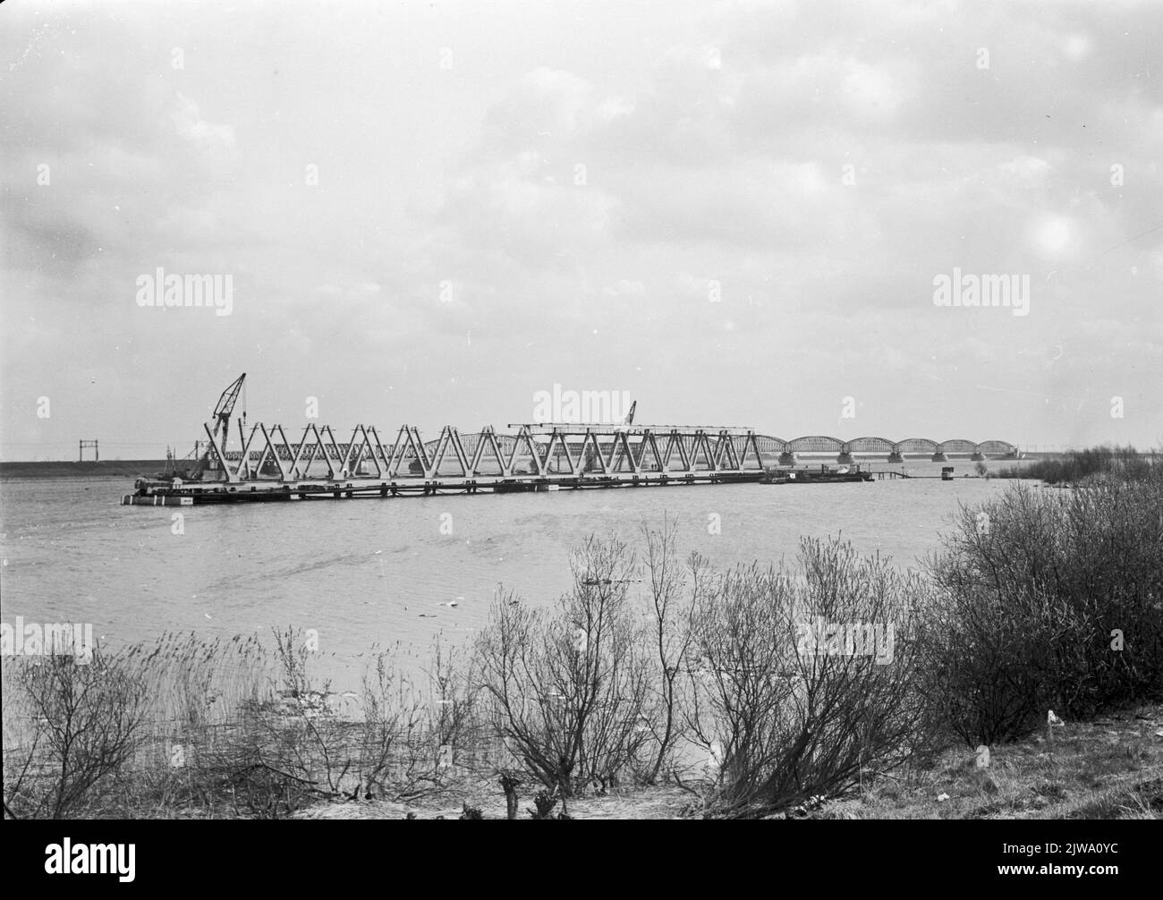Immagine della costruzione di una delle parti del ponte per il nuovo ponte di Moerdijk sopra la Diep di Hollands vicino a Moerdijk. Sullo sfondo il vecchio ponte temporaneo che è stato compilato da varie parti del ponte. Foto Stock