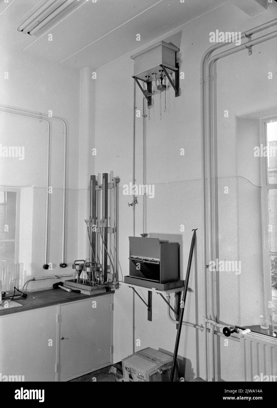 Interno del Keuringsbureau del N.S. (Concordiastraat) a Utrecht: Dispositivo di tenuta all'acqua per carta catrame. Foto Stock