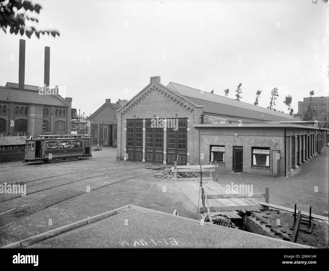 Vista del disegno del G.E.T.U. (Nicolaas Beetsstraat 3) a Utrecht, con un tram elettrico sulla sinistra (auto n. 38, serie 33-38). Foto Stock
