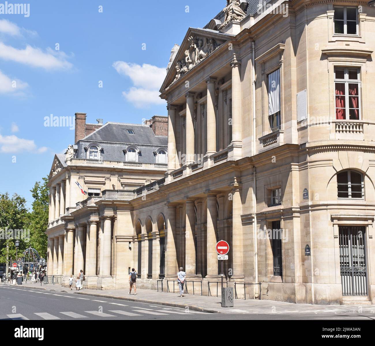 Lo schermo dell'entrata sud del Palais Royale su r. Honoré, che si apre nel Cour de l’Horloge, e la costruzione del Conseil d’Etat Foto Stock