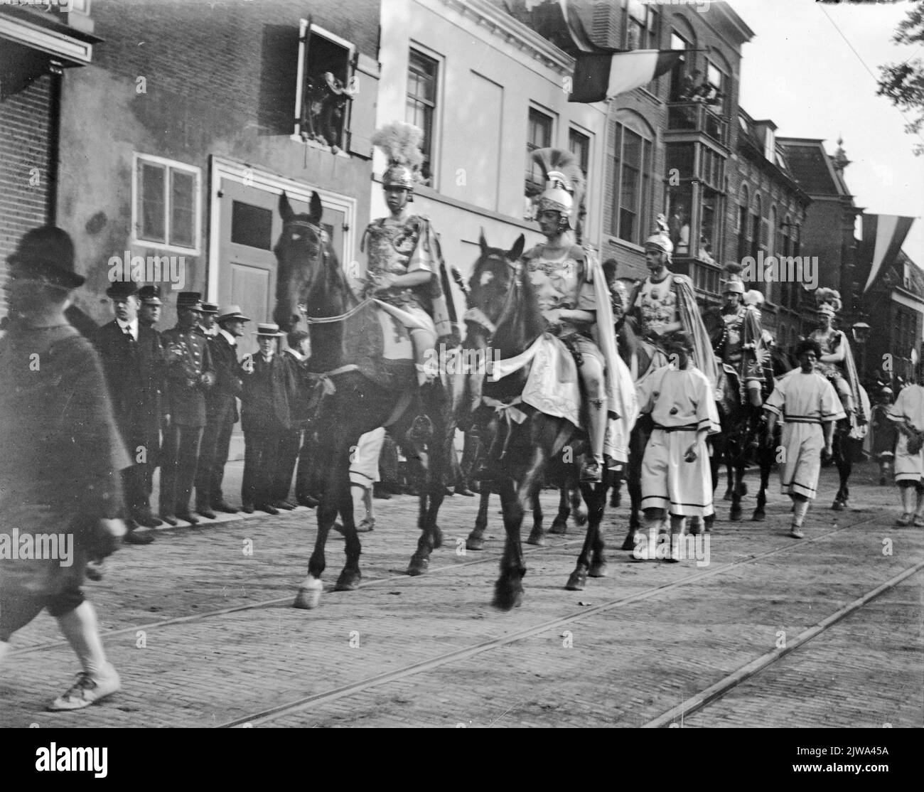 Immagine di una sfilata storica (lustrum universitario?) Sulla Catharijnesingel (vicino alla Bleekstraat) a Utrecht. Foto Stock