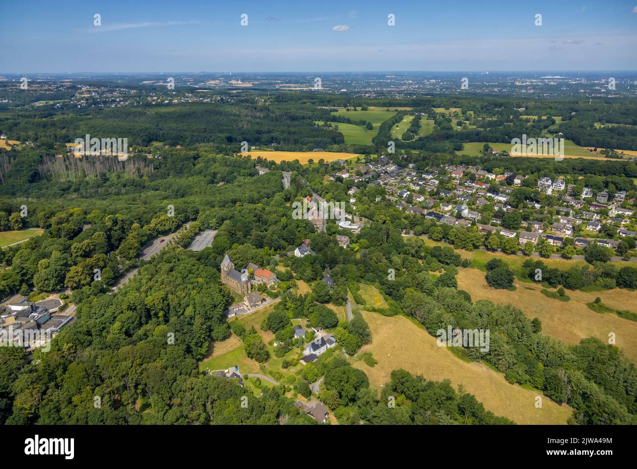 Vista aerea, vista su Hengsteysee, chiesa luterana di San Pietro zu Syburg, sullo sfondo il campo da golf Syburg, Syburg, Dortmund, Ruhr zona, Nord RH Foto Stock