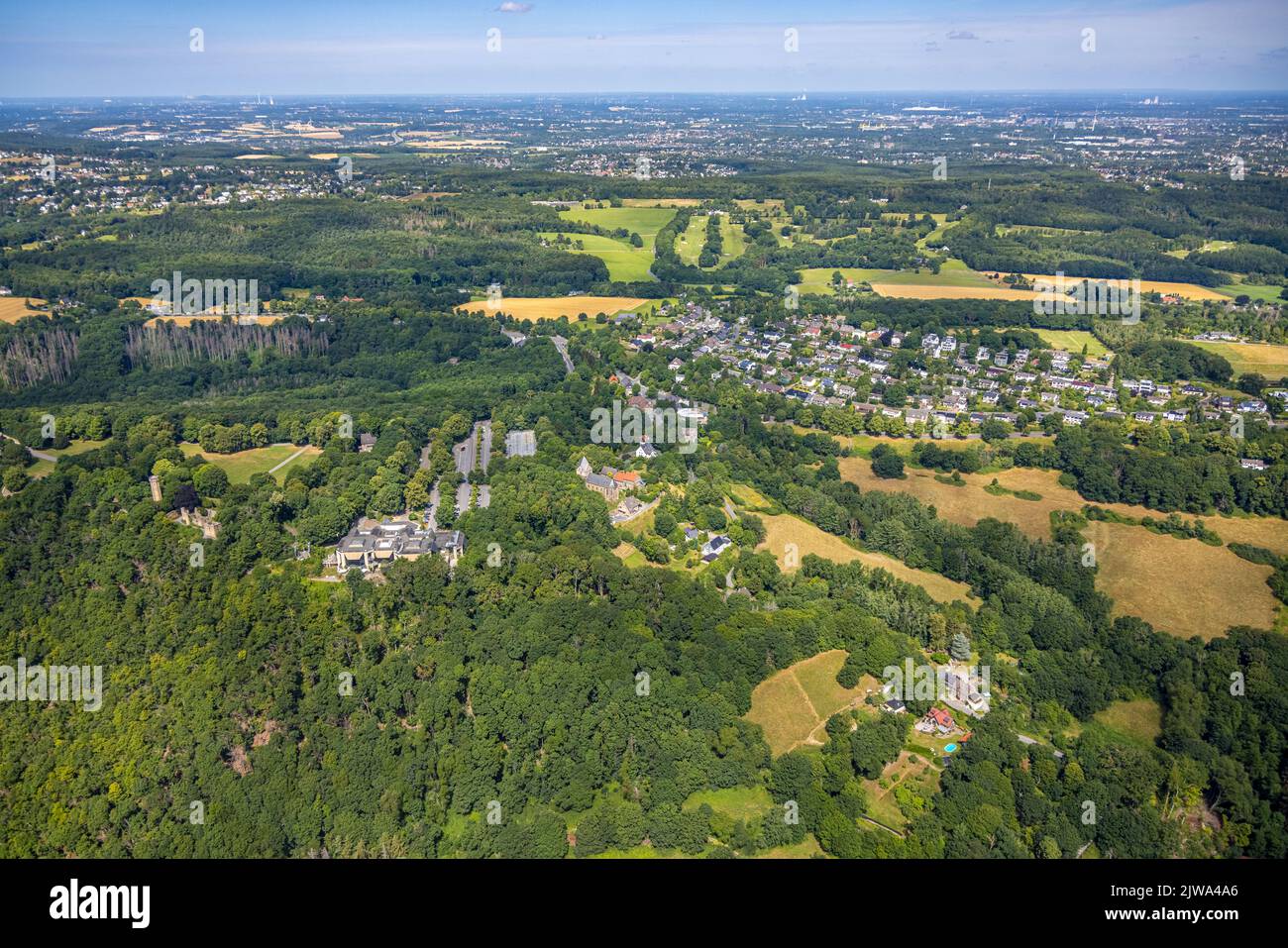 Vista aerea, vista su Hengsteysee, chiesa luterana di San Pietro zu Syburg, sullo sfondo il campo da golf Syburg, Syburg, Dortmund, Ruhr zona, Nord RH Foto Stock