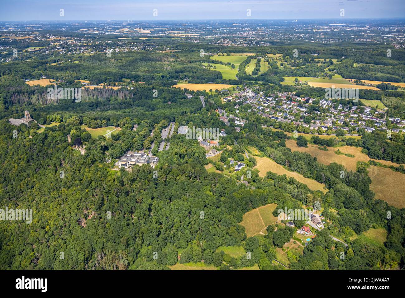 Vista aerea, vista su Hengsteysee, chiesa luterana di San Pietro zu Syburg, sullo sfondo il campo da golf Syburg, Syburg, Dortmund, Ruhr zona, Nord RH Foto Stock