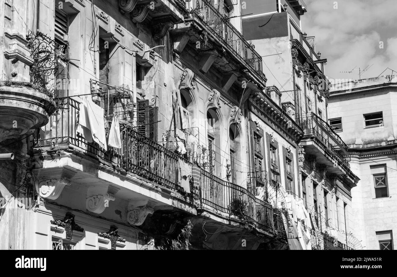 Tipica scena di strada a l'Avana, Cuba in bianco e nero Foto Stock