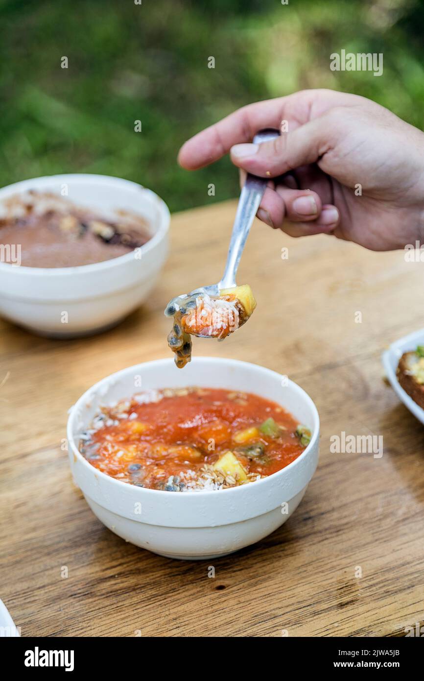 Gli amici potranno gustare una colazione vegetariana con pane tostato, uova strapazzate, cocco e avocado. Godendo la compagnia di amici e cibo. Atmosfera estiva Foto Stock