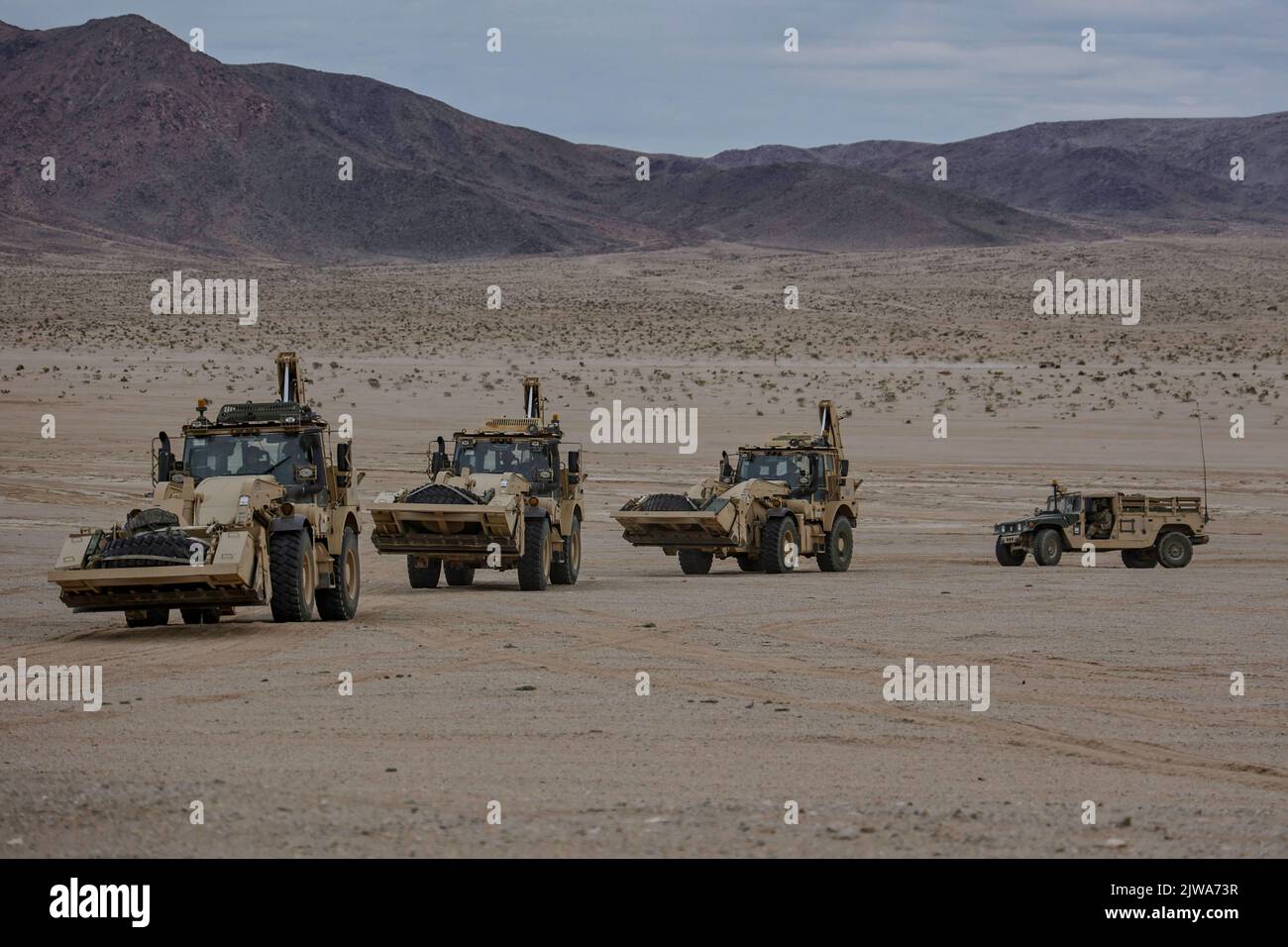 Soldati statunitensi assegnati a 82nd Brigade Engineer Battaglione, 2nd Armored Brigade Combat Team, 1st Divisione Fanteria riposizionare i dozer durante decisive Action Rotation 22-09 presso il National Training Center, Fort Irwin, Calif., 13th agosto 2022. (STATI UNITI Foto dell'esercito di SPC. Casey Auman, Gruppo operativo, Centro Nazionale di formazione) Foto Stock