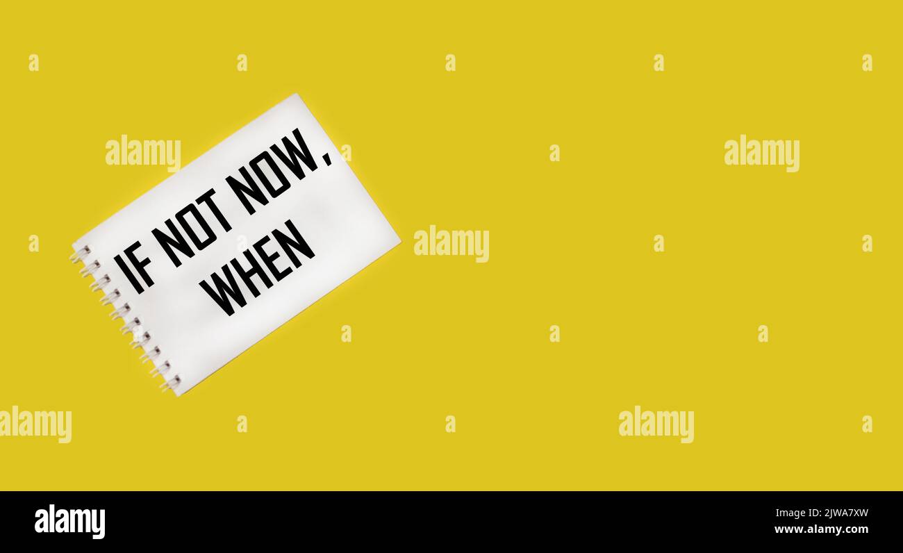 SE NON ORA QUANDO il testo su blocco note e giallo background.Positive affermazioni concetto. Concetto motivazionale con testo scritto a mano. Foto Stock