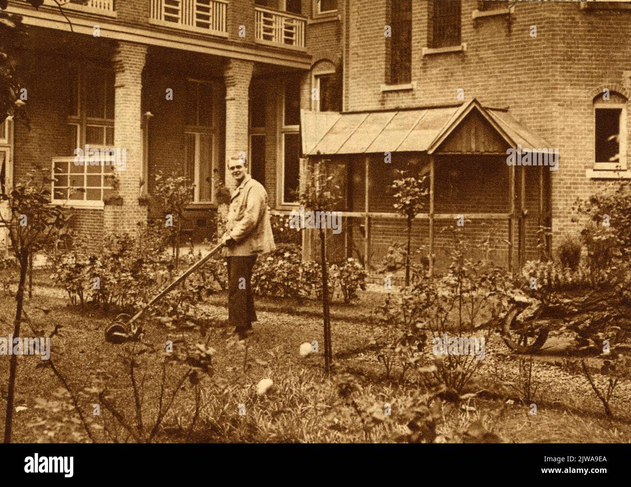 Faccia nel giardino interno della St. Elisabethgasthuis (St Andriesstraat) in Amersfoort; con un giardiniere, occupato di manutenzione. Foto Stock