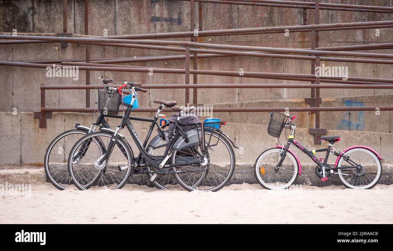 Mielno, Polonia - 2 giugno 2022: Biciclette parcheggiate in spiaggia. In bicicletta sul mare. Foto Stock