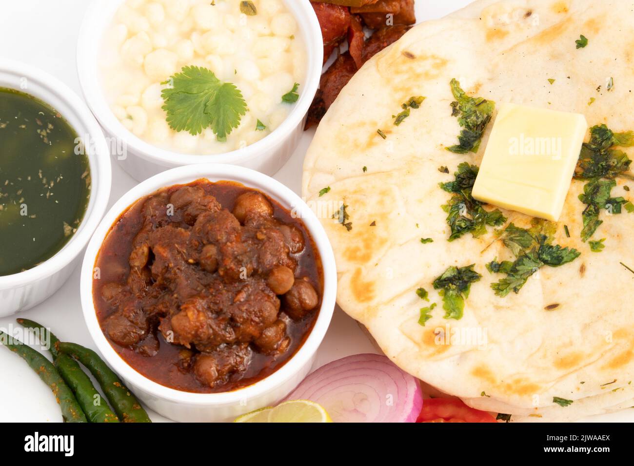 Chole Kulche chiamato anche Matar Kulcha, Chhole Kulche è ampiamente popolare Delhi Street Food. Il piatto è composto da un soffice e soffice pane tostato leggermente lievitato Foto Stock