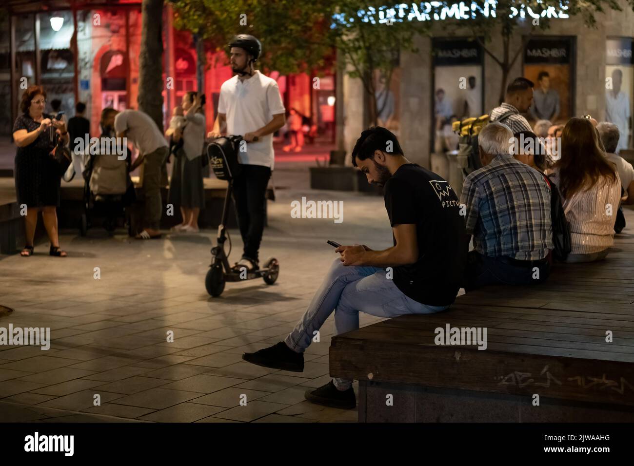 Scena notturna a Piazza Sion uno dei vertici del quartiere commerciale triangolo del centro in Jaffa Road Gerusalemme Ovest Israele Foto Stock