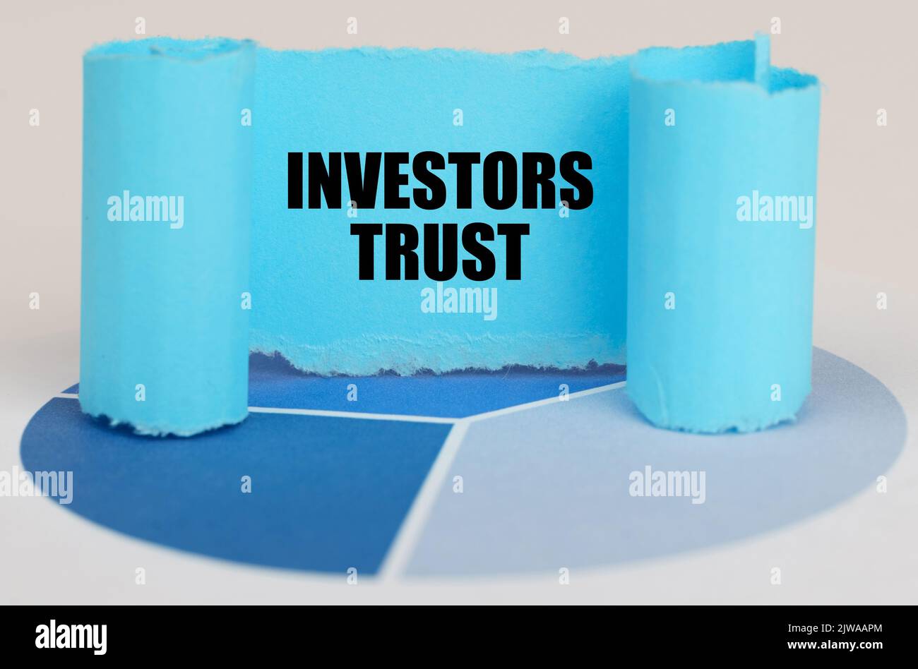Sul diagramma blu è un segno di carta ritorto con l'iscrizione - la fiducia degli investitori Foto Stock