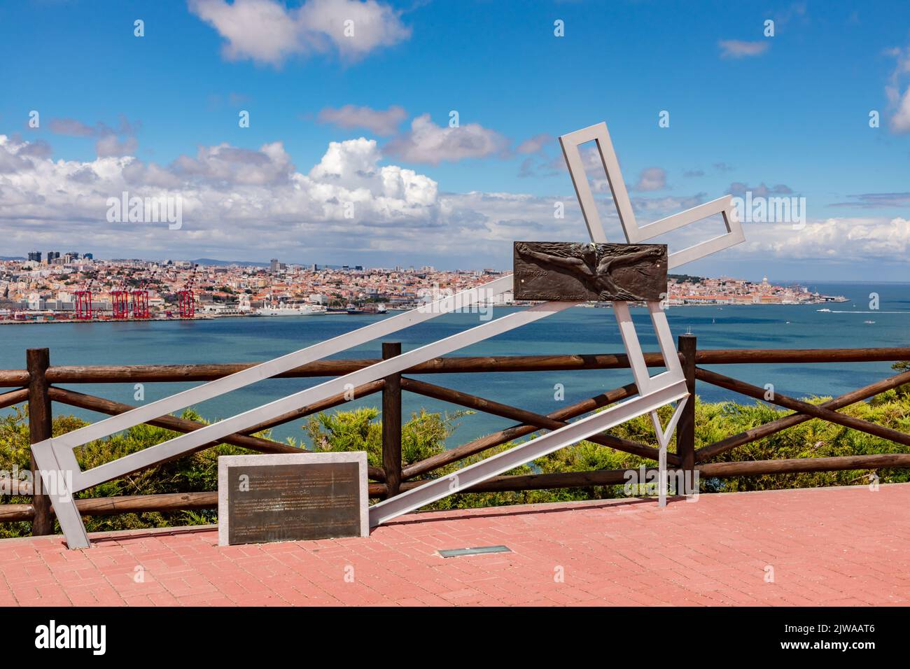 Croce moderna sulla ringhiera del punto di vista a Cristo Rei in Almada vicino a Lisbona, Portogallo Foto Stock